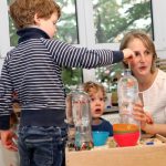 Kinder experimentieren mit Flaschen und Wasser