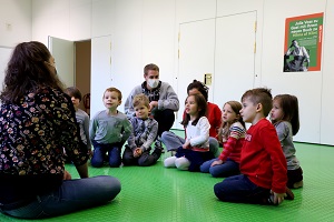 Kinder hören sich einen Vortrag in der Staatsgalerie an