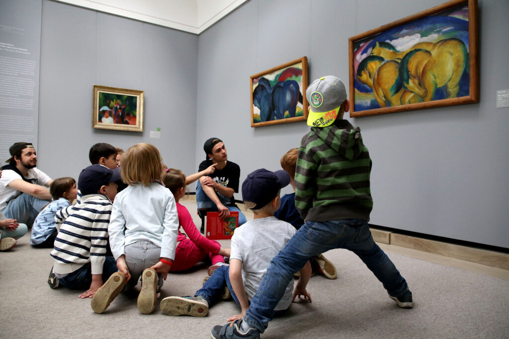 Kinder betrachten Gemälde im Museum