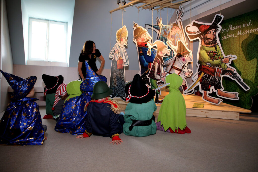 Kinder verkleidet im Museum