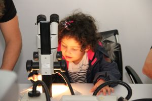 Mädchen mit einem Mikroskop