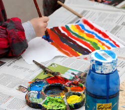 Kinder malen mit Wasserfarben