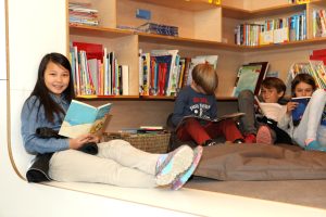 Kinder lesend in Bücherei