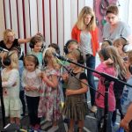 Kinder singen im Tonstudio