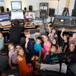Kinder sitzen im Tonstudio