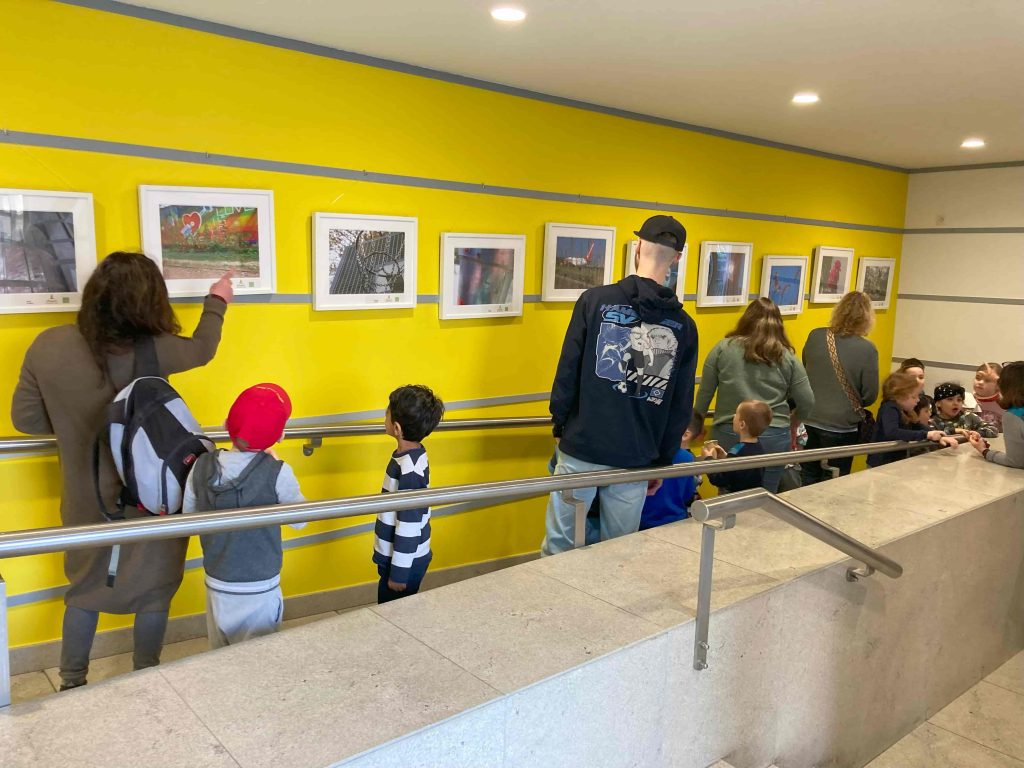 Kinder und ihre Erzieherinnen schauen sich die Ausstellung an